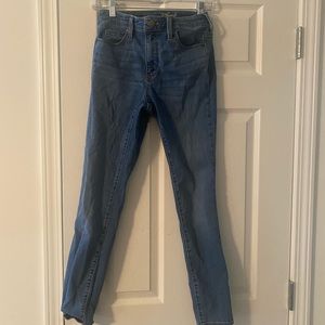 Universal Thread - High Rise Skinny Size 2/26